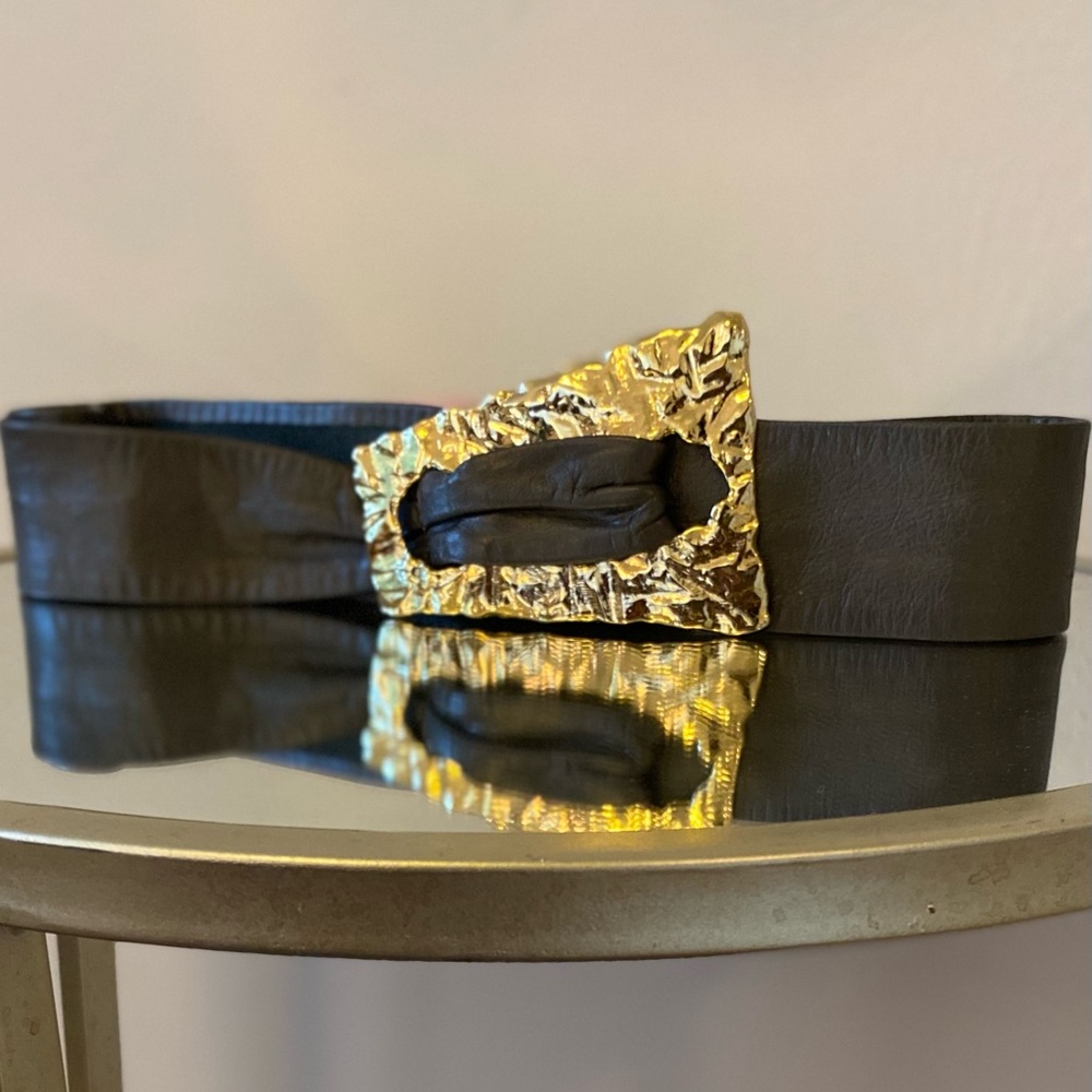 Schaefer belt with beautiful gold buckle. 🥰